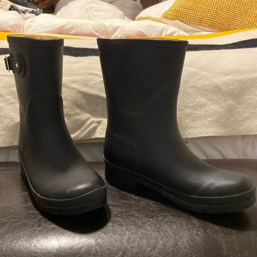 Black chooka snow boots.